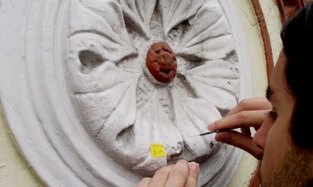Proceso de restauración de antefijas en fachada, tipo rosetón de ochavado y con corazones