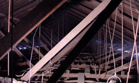 Panorámica interior de la cubierta; estructura de madera y metal (2006)